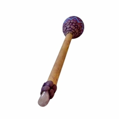 Maracá bolinha flor violeta - Rezofolha