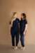 PIJAMA CIRÚRGICO BORDADO - SCRUB FEMININO GOLA V MARINHO