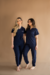 PIJAMA CIRÚRGICO BORDADO - SCRUB FEMININO GOLA V MARINHO - comprar online