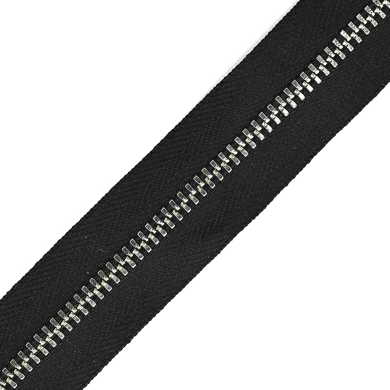 Zíper de metal niquelado YKK 045 preto por metro, ideal para confecção e acessórios.