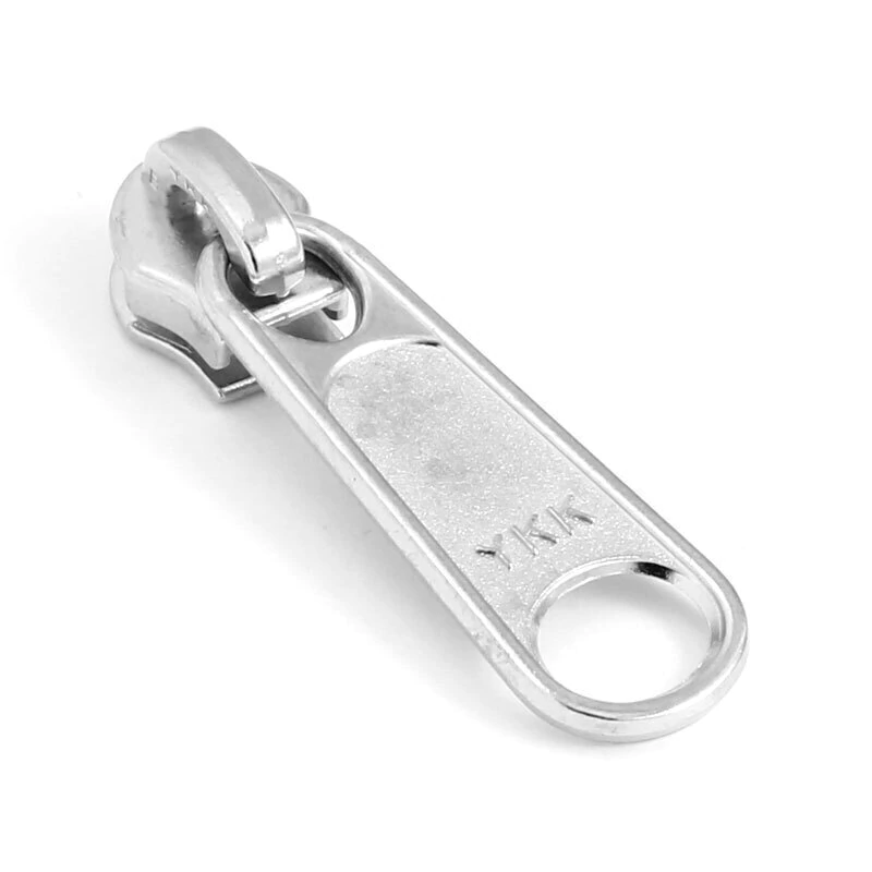 Cursor para zíper de poliéster modelo 045 YKK na cor prata, sem trava, utilizado em zíperes