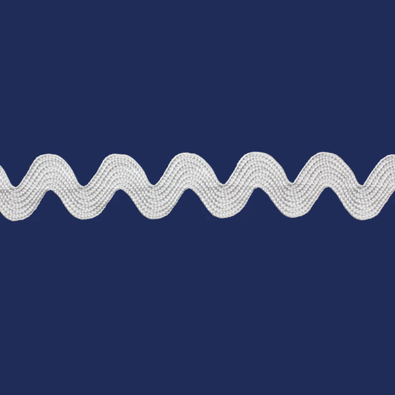 Sianinha de viscose branca 09 mm São José, em fundo azul, ideal para acabamentos e decorações em artesanato e costura.