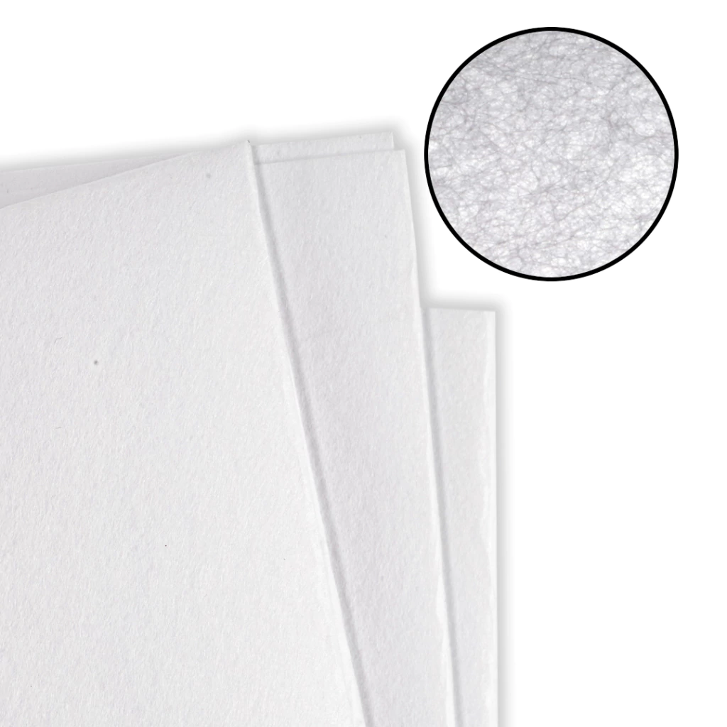 Entretela para bordado Freudenberg 273 branca, folhas sobrepostas com detalhe ampliado da textura do material.