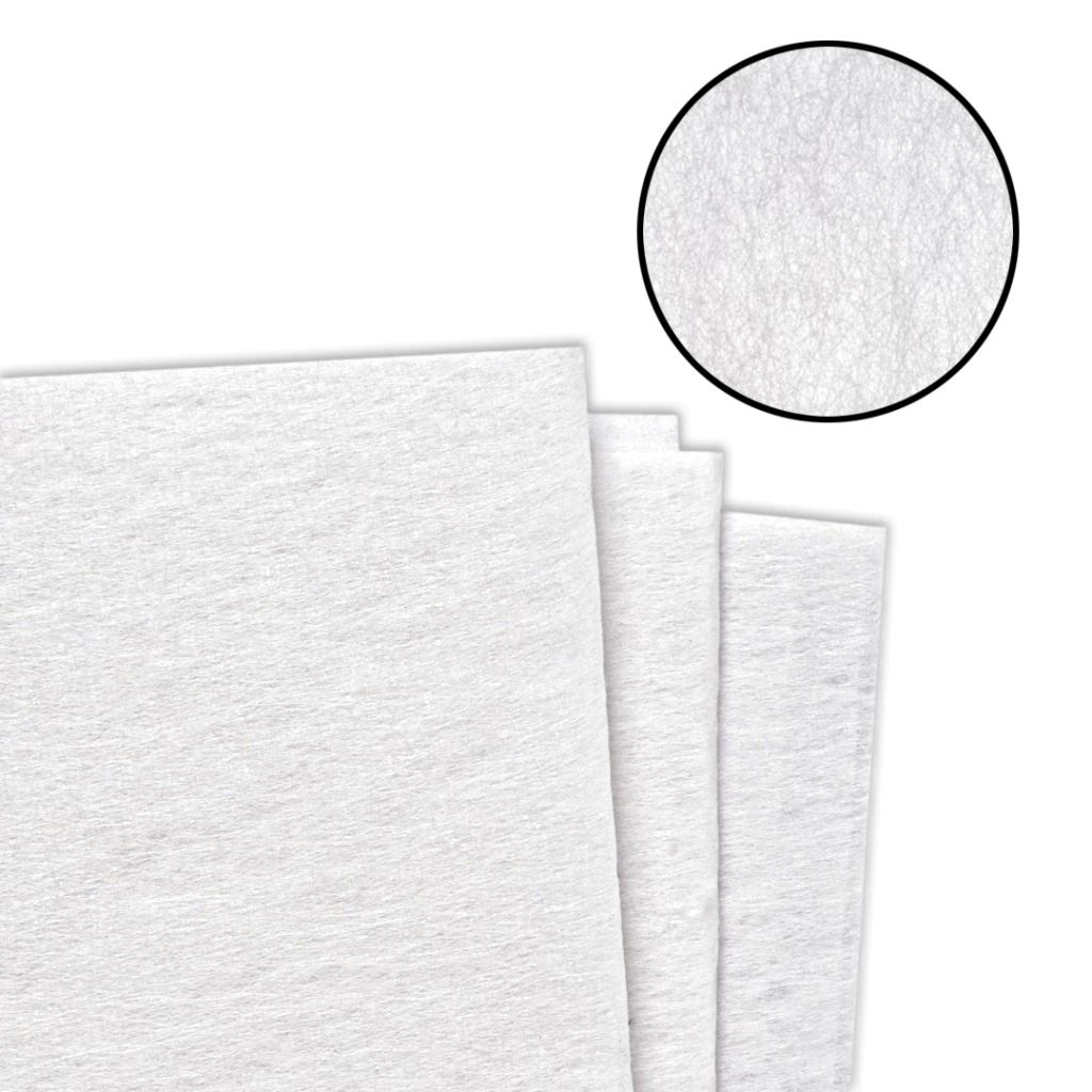 Entretela branca para bordado Freudenberg 631, exibida em folhas sobrepostas, com detalhe ampliado da textura do material.