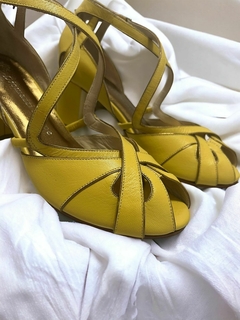 Nina Amarelo com ouro velho salto 6 bloco