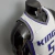 REGATA NBA SWINGMAN 75º EDIÇÃO SACRAMENTO KINGS -NIKE-MASCULINA- BRANCA - Nº5 FOX Nº55 WILLIAMS