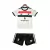 Camisa e short infantil do Manchester United, coleção 2024/2025, com design branco e detalhes em vermelho e preto.