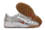 Chuteira Society Nike T90 MD TF prateada com detalhes em vermelho e sola de borracha, ideal para jogos em campo sintético.
