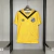 Camisa amarela do Santos FC, modelo III, com detalhes em preto e logotipo do clube. Feita pela Umbro.