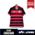 Camisa do Flamengo I 24/25 na versão torcedor, nas cores vermelho e preto, com detalhes em branco, pendurada em um cabide.