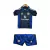 Kit infantil do Manchester United, com camisa azul escura e short, modelo 2024/2025.