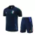 Conjunto de treino da seleção italiana, composto por camisa azul e short azul, com detalhes em verde, branco e vermelho.