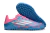 Chuteira de futsal Adidas F50 CLUB TF nas cores azul e rosa, com sola texturizada ideal para campo sintético.