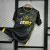 CAMISA WOLVERHAMPTON WANDERERS FC AWAY 24/25 TORCEDOR-SUDU-MASCULINA-PRETO/AMARELO
