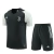 Conjunto de treino da Juventus, composto por camisa preta com detalhes em branco e shorts pretos, modelo 23/24.
