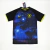 Camisa de treino do Botafogo, modelo masculino, na cor preta com detalhes em azul e amarelo, apresentando o escudo do clube.