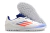 Chuteira futsal Adidas F50 CLUB TF na cor branca com detalhes em azul e laranja, mostrando a sola texturizada ideal para campos de grama sintética.