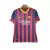 Camisa retrô do Barcelona, temporada 2013/2014, com listras azul e grená e logo da Nike.