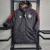JAQUETA TÉRMICA MANCHESTER UNITED 2023- ADIDAS- MASCULINA-PRETO