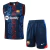 Conjunto de treino azul do Barcelona, composto por uma camisa sem manga com o logo da Spotify e um short azul, ambos com detalhes coloridos.