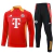 Conjunto de treinamento do Bayern de Munique 24/25, composto por blusa vermelha com detalhes em amarelo e calça preta.
