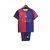 Conjunto infantil do Barcelona com camisa e short nas cores azul e vermelho, estampado com o logo do time e o nome Coldplay.