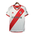Camisa branca do River Plate, modelo 23/24, com detalhes em vermelho e logotipo da Adidas.
