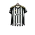 Camisa feminina do Atlético Mineiro, com listras pretas e brancas, patrocinadores e detalhes em dourado.
