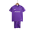 Conjunto infantil de futebol, composto por camisa e short na cor roxa, com detalhes em branco e logotipo da Betfair.