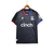 Camisa preta do Crystal Palace FC, temporada 23/24, com detalhes em vermelho e azul, estampa gráfica e logo do time.