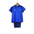 Camisa e short azul do kit infantil Cruzeiro 2023/2024, pendurados em um cabide.