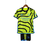Camisa e short infantil do Arsenal na cor neon amarelo com detalhes em preto e azul, coleção 2023/2024.