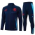 Conjunto masculino de jaqueta e calça na cor azul marinho com detalhes em azul claro e logotipo do Flamengo.