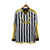 Camisa de manga longa da Juventus, temporada 2023/2024, com listras pretas e brancas e detalhes em amarelo.