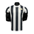 Camisa retrô da Juventus em celebração ao 120º aniversário, com listras pretas e brancas e detalhes em dourado.