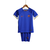 Camisa e short do Chelsea FC para crianças, na cor azul, com detalhes em branco e amarelo.