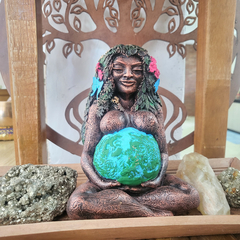 Imagem do Estátua Gaia Mãe Terra Cabelos Longos Vestida com Folhas e Flores 10589