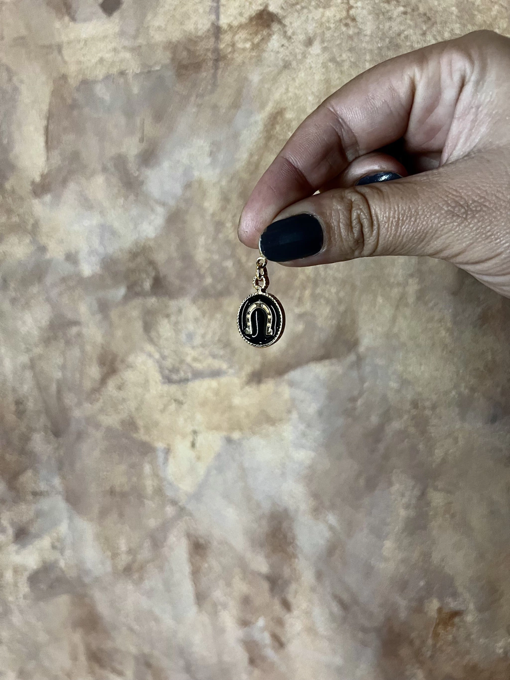 Berloque ferradura - esmaltado preto