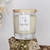 Vela aromática Dark Vanilla em um recipiente de vidro transparente com tampa de madeira, sobre uma base de pedra.