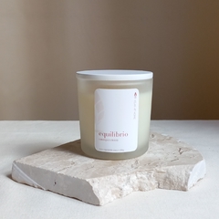 Vela Equilíbrio • Laranja e Cravo | Branca - comprar online