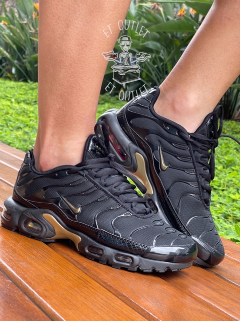 air max tn plus preto/dourado