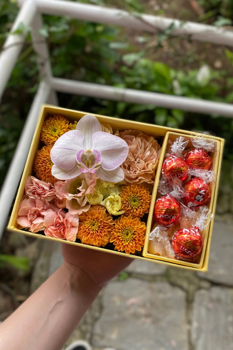 Caixa Mini Lindt_kit presente arranjo de flores na caixa com 05 trufas lindt - comprar online