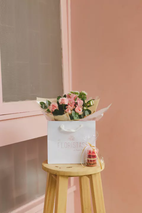 Lembrancinha_Kit presente com mini buquê de flores variadas e doces