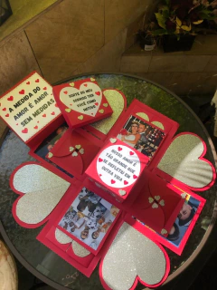 Caixa explosiva com laterais em coração com tampas