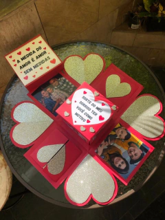 Caixa explosiva com laterais em coração com tampas na internet