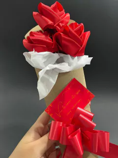 Buquê Rosa Eterna com três e cartão - XOXO - Surpreenda com Amor