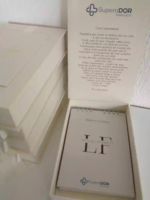 KIT BLOCO A5 NA CAIXA COM LOGO DOURADA