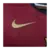 Detalhe do logo da Nike em uma camisa Barcelona I 24/25, nas cores azul e grená.