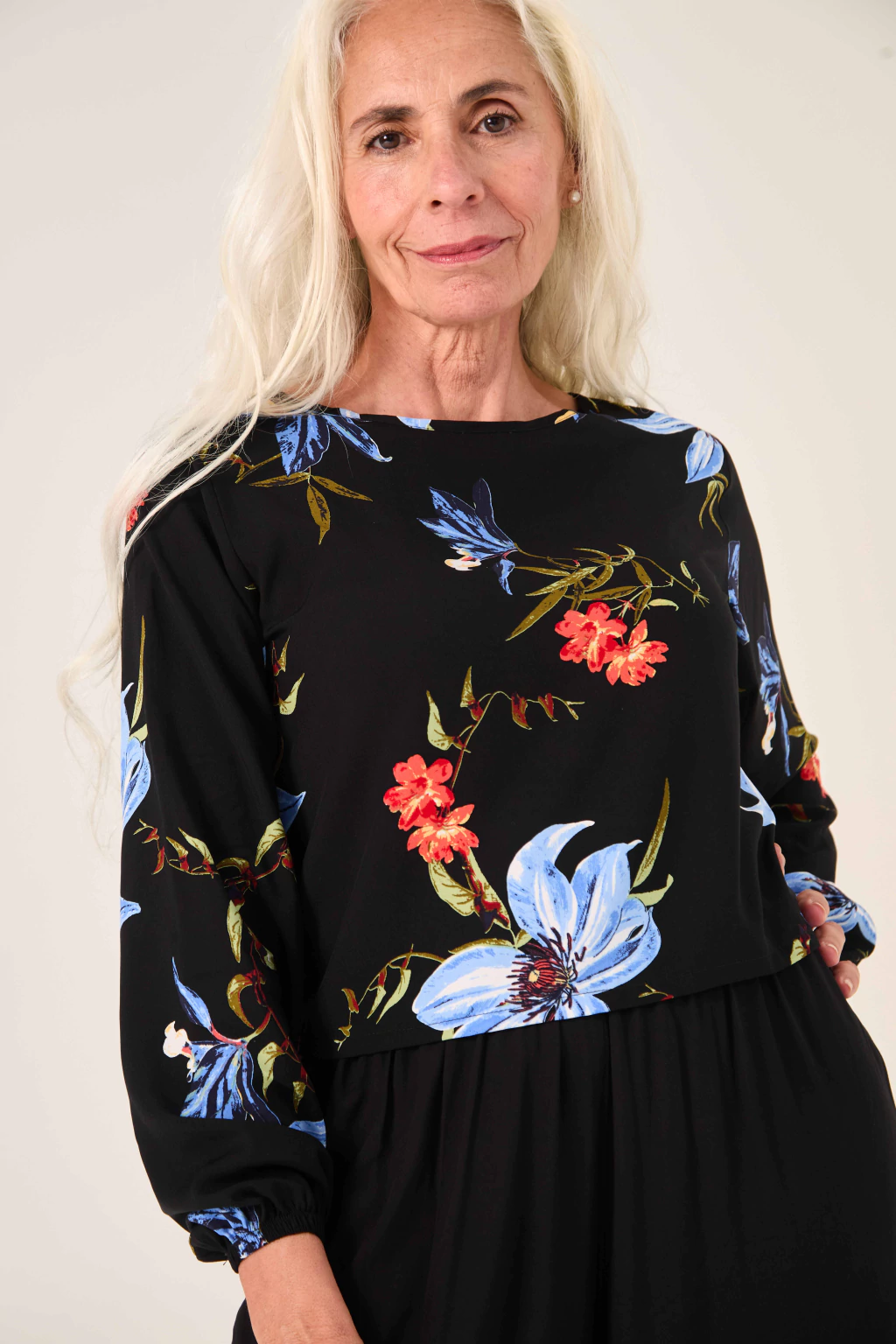 Blusa Ojal Negra Flores