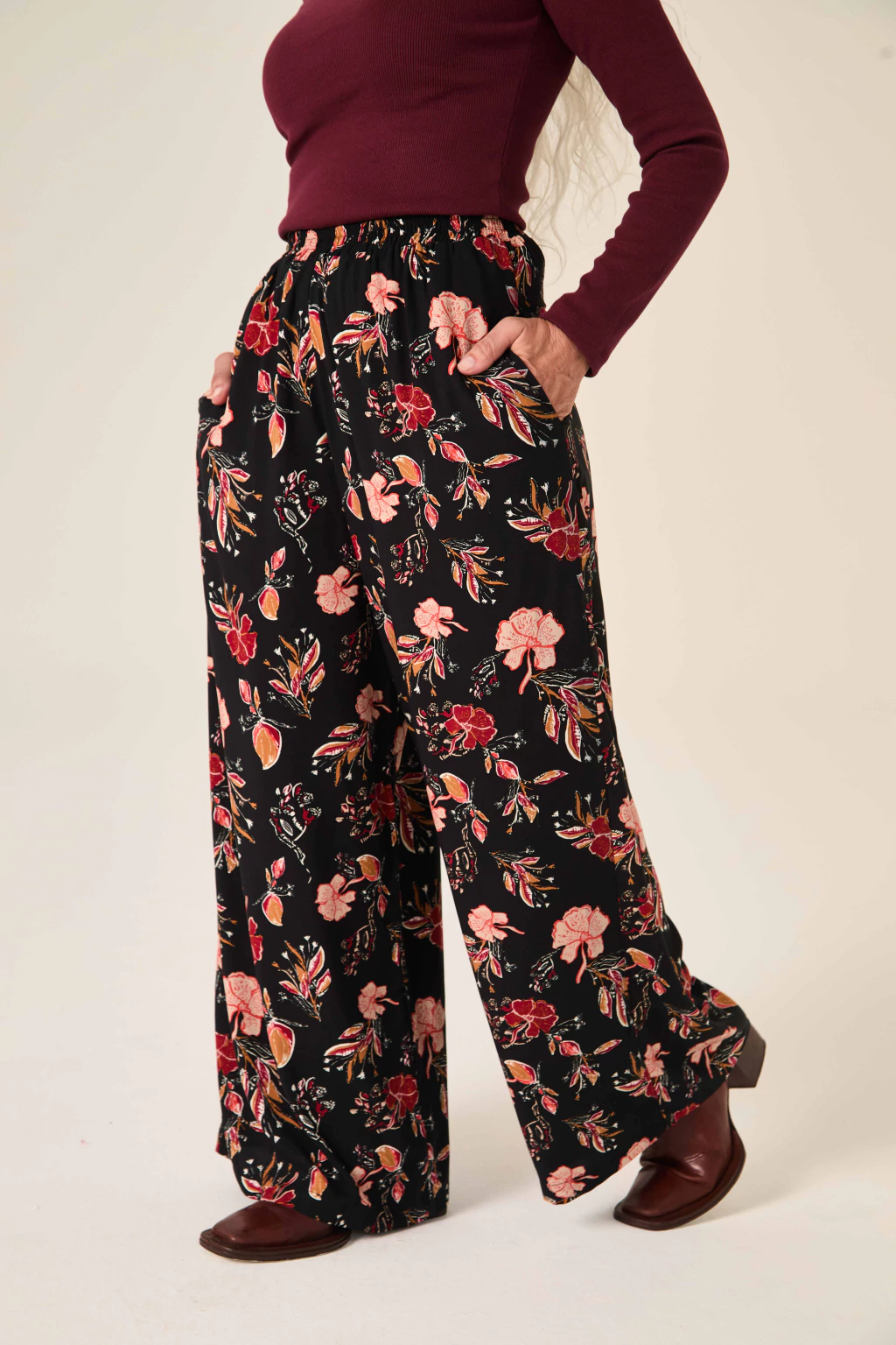 Pantalon Ritmo Largo Negro Flores